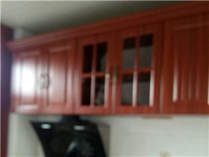 本人在大安市农贸市场有一橱柜店急需出兑店内有橱柜衣柜等家具样品，罗马杆晾衣架样品及货！集成吊顶灯具样...
